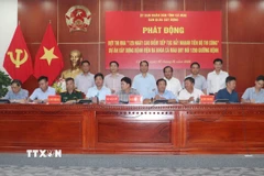 Chủ đầu tư và đơn vị thi công ký kết giao ước thi đua. (Ảnh: Tuấn Phi/TTXVN)