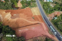 Việc san lấp trên quy mô lớn và có dấu hiệu làm thu hẹp dòng suối, cản trở dòng chảy với diện tích vi phạm bị xác định hơn 7.700m2. (Ảnh: Hưng Thịnh/TTXVN)