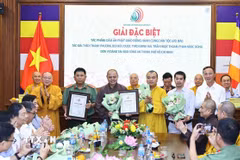 Ban tổ chức trao giải Đặc biệt cho các tác giả với tác phẩm Dấu ấn Phật giáo đồng hành cùng dân tộc. (Ảnh: Minh Đức/TTXVN)