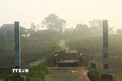 Mưa bão số 10 đã cuốn trôi cây cầu Mọ (xã Xuân Tín) và đoạn đường nối 2 mố cầu. (Ảnh: Hoa Mai /TTXVN)