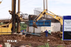 Những ngày giữa tháng 7, tại công trường cầu Nha Bích (thành phố Đồng Nai), nhiều hạng mục thi công được triển khai đồng loạt sau khi mặt bằng được bàn giao. (Ảnh: Đậu Tất Thành/TTXVN)