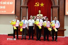 Chủ tịch Ủy ban Nhân dân tỉnh Đồng Tháp trao quyết định bổ nhiệm lãnh đạo Ban Quản lý Khu kinh tế tỉnh Đồng Tháp. (Ảnh: Công Trí/TTXVN)