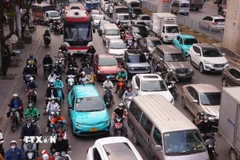 Mật độ phương tiện tham gia giao thông khu vực bến xe Mỹ Đình (Hà Nội) đã tăng cao từ cuối ngày 31/12/2025. (Ảnh: Văn Điệp/TTXVN)