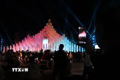 Người dân, du khách háo hức ghi lại những khoảng khắc đón chào năm nới tại tháp Tam Thắng, Thành phố Hồ Chí Minh. (Ảnh: Huỳnh Sơn/TTXVN)