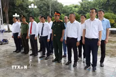 Đoàn Đại biểu tỉnh Hưng Yên dâng hương tưởng niệm các Anh hùng liệt sỹ tại Nghĩa trang Liệt sỹ Him Lam (tỉnh Điện Biên). (Ảnh: Mạnh Khánh/TTXVN)
