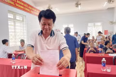 Người dân thôn Tuyết Diêm 3, xã Vạn Tường (Quảng Ngãi) nêu ý kiến bằng phiếu về Đề án tổ chức lại thôn trên địa bàn. (Ảnh: Phạm Cường/TTXVN)