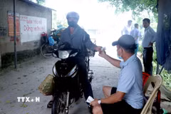 Người dân khi qua cầu Đún phải trả phí trực tiếp cho người gác barie bên xã Thần Khê, tỉnh Hưng Yên. (Ảnh: Đinh Văn Nhiều/TTXVN)