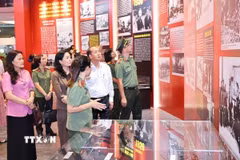 Các đại biểu tham quan triển lãm “Công an Nhân dân Việt Nam 80 năm vì bình yên cuộc sống”. (Ảnh: Minh Đức/ TTXVN)
