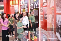 Các đại biểu tham quan triển lãm “Công an Nhân dân Việt Nam 80 năm vì bình yên cuộc sống”. (Ảnh: Minh Đức/ TTXVN)