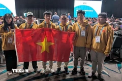 Em Võ Trọng Khải cùng các bạn trong Đội tuyển Olympic Toán học quốc tế khi nhận giải. (Ảnh: TTXVN phát)