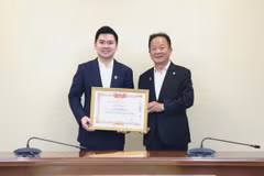 Phó Chủ tịch Hội đồng Quản trị Tập đoàn T&T Group Đỗ Vinh Quang đón nhận Bằng khen của Liên đoàn Thương mại và Công nghiệp Việt Nam. (Nguồn: Vietnam+)