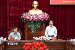 Bí thư Tỉnh ủy, Trưởng Ban Chỉ đạo bầu cử tỉnh Vĩnh Long Trần Văn Lâu phát biểu tại hội nghị. (Ảnh: Phạm Minh Tuấn/TTXVN).