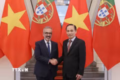 Bộ trưởng Bộ Ngoại giao Lê Hoài Trung đón Bộ trưởng Quốc vụ, Bộ trưởng Ngoại giao Bồ Đào Nha Paulo Rangel. (Ảnh: An Đăng/TTXVN)
