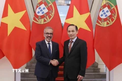 Bộ trưởng Bộ Ngoại giao Lê Hoài Trung đón Bộ trưởng Quốc vụ, Bộ trưởng Ngoại giao Bồ Đào Nha Paulo Rangel. (Ảnh: An Đăng/TTXVN)