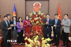 Phó Chủ tịch Quốc hội Nguyễn Thị Thanh thăm và chúc mừng Ngày Thầy thuốc Việt Nam 27/2 tại Bộ Y tế. (Ảnh: Minh Quyết/TTXVN)