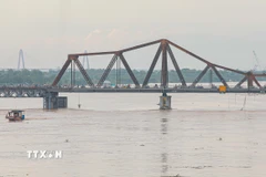 Mực nước tại cầu Long Biên lúc 17h chiều đạt đã vượt mức 5 và vẫn đang lên từng giờ. (Ảnh : Phan Phương/TTXVN)