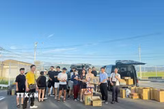 Đại diện Tổng lãnh sự quán Việt Nam tại Fukuoka trao hàng cứu trợ cho người Việt Nam tại Kumamoto. (Ảnh: Xuân Giao/TTXVN)