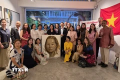 Các nữ Đại sứ, phu nhân các Đại sứ chụp ảnh lưu niệm chung. (Ảnh: Việt Dũng/TTXVN)