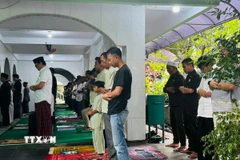 Các tín đồ hành lễ bên thềm Nhà thờ Nurul Hidayah ở Jakarta vì bên trong đã kín chỗ. (Ảnh: Đỗ Quyên/TTXVN)
