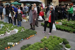 Người dân mua sắm tại một khu chợ ở Tehran, Iran, ngày 19/3/2026. (Ảnh: THX/TTXVN)