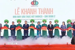 Các đại biểu cắt băng khánh thành nhà máy. (Ảnh: TTXVN phát)