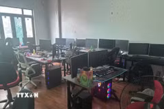 Hệ thống máy tính được các đối tượng lắp đặt để thực hiện hành vi chiếm đoạt quyền truy cập Facebook. (Ảnh: TTXVN phát)