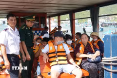 Cảng vụ Đường thủy nội địa và Đồn Biên phòng kiểm tra thủ tục hành chính trước khi tàu du lịch xuất bến. (Ảnh: Đặng Tuấn/TTXVN)