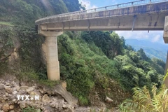 Chân cầu đã bị xói mòn, trơ móng. (Ảnh: Nguyễn Oanh/TTXVN)