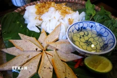 Bánh cuốn Hà Nội được chia thành 2 loại là có nhân và không có nhân. Điển hình là bánh cuốn Thanh Trì là loại không nhân, tráng mỏng, được ăn kèm với chả quế. (Ảnh: Phạm Hậu/TTXVN)