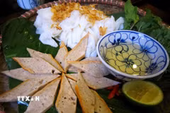 Bánh cuốn Hà Nội được chia thành 2 loại là có nhân và không có nhân. Điển hình là bánh cuốn Thanh Trì là loại không nhân, tráng mỏng, được ăn kèm với chả quế. (Ảnh: Phạm Hậu/TTXVN)