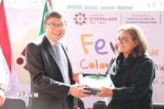 Đại sứ Việt Nam tại Mexico Nguyễn Văn Hải, Chủ tịch Ủy ban ASEAN tại Mexico tặng quà lưu niệm cho Thị trưởng quận Iztapalapa Aleida Alavez Ruiz. (Ảnh: Phi Hùng/TTXVN)
