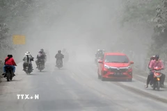 Tro bụi phun ra từ miệng núi lửa Semeru tràn xuống ngôi làng ở Đông Java, Indonesia ngày 23/11/2025.( Ảnh: THX/TTXVN)