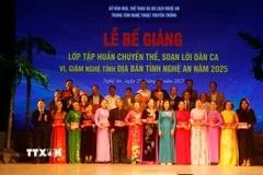 Trung tâm Nghệ thuật truyền thống tỉnh Nghệ An tổ chức lớp Tập huấn chuyển thể, soạn lời dân ca ví, giặm cho 36 nghệ nhân, hạt nhân văn nghệ của các Câu lạc bộ dân ca ví, giặm tại các địa phương. (Ảnh: Bích Huệ/TTXVN)