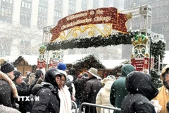 Người dân xếp hàng vào hội chợ Giáng sinh ở Chicago. (Ảnh: Ngọc Quang/TTXVN)