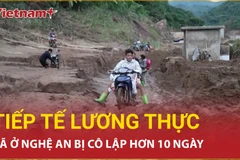 Tiếp tế lương thực bằng đường thủy cho xã bị cô lập ở Nghệ An 
