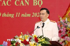 Thượng tá Cù Quốc Thắng, tân Giám đốc Công an tỉnh Ninh Bình, phát biểu nhận nhiệm vụ lễ công bố và trao quyết định. (Ảnh: Đức Phương/TTXVN)