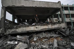 Một trường học bị phá hủy sau cuộc không kích của Israel xuống Jabalia, phía Bắc Gaza. (Ảnh: THX/TTXVN)