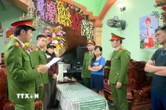 Công an tỉnh Lai Châu thi hành Lệnh bắt bị can để tạm giam đối với Nguyễn Thị Nga. (Ảnh: TTXVN phát)