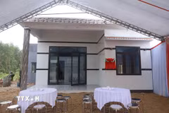 Ngôi nhà mới của hộ gia đình ông Nguyễn Định tại xã Thượng Đức do cán bộ, chiến sỹ Trung tâm Huấn luyện, bồi dưỡng nghiệp vụ và giáo dục nghề nghiệp số 3 xây dựng trong ngày được khánh thành bàn giao. (Ảnh: Trần Lê Lâm/TTXVN)