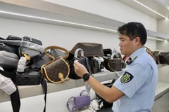 Ông Trần Việt Hùng, Trưởng phòng Nghiệp vụ Quản lý thị trường đang kiểm tra hàng hoá. (Ảnh: Bộ Công Thương)