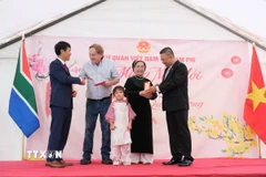 Đại sứ quán Việt Nam tại Nam Phi mừng năm mới cho đại diện người cao tuổi. (Ảnh: Hồng Minh/TTXVN)
