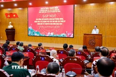 Chủ tịch Quốc hội Trần Thanh Mẫn gặp mặt các đồng chí lãnh đạo, nguyên lãnh đạo thành phố qua các thời kỳ. (Ảnh: Doãn Tấn/TTXVN)