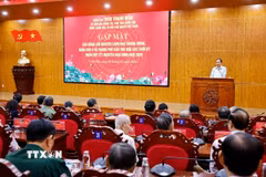 Chủ tịch Quốc hội Trần Thanh Mẫn gặp mặt các đồng chí lãnh đạo, nguyên lãnh đạo thành phố qua các thời kỳ. (Ảnh: Doãn Tấn/TTXVN)