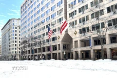 Tuyết phủ dày trước một tòa nhà ở trung tâm thủ đô Washington D.C. (Ảnh: Đoàn Hùng/TTXVN).