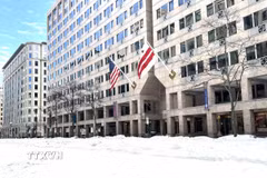 Tuyết phủ dày trước một tòa nhà ở trung tâm thủ đô Washington D.C. (Ảnh: Đoàn Hùng/TTXVN).
