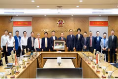 Các khách mời tham dự phiên làm việc giữa Bộ trưởng Khoa học và Công nghệ với Đại sứ Singapore tại Việt Nam, A*STAR và Tập đoàn Becamex về đề xuất thành lập Trung tâm Nghiên cứu sản xuất tiên tiến Việt Nam (VAMRC). (Nguồn: Báo Nhân dân)