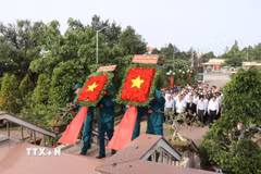 Đại biểu dâng hoa tại Nghĩa trang liệt sỹ Bến Lức trước lễ phát động. (Ảnh: Đức Hạnh/TTXVN)