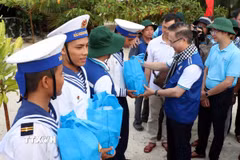 Phó Bí thư Thành ủy Thành phố Hồ Chí Minh Đặng Minh Thông tặng quà cho chiến sỹ đang thực hiện nhiệm vụ trên đảo Núi Le C. (Ảnh: Tiến Lực/TTXVN)