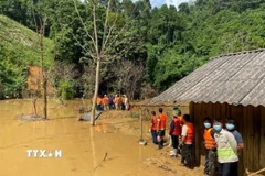 Lực lượng chức năng tìm thấy thi thể nạn nhân cuối cùng trong vụ mất tích do lũ quét tại Cao Bằng. (Ảnh: TTXVN phát)