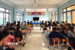 Buổi làm việc giữa Sở Giáo dục và Đào tạo tỉnh Quảng Trị, các ngành có liên quan với phụ huynh học sinh trường PTDT bán trú Tiểu học Kim Thủy. (Ảnh: TTXVN phát)